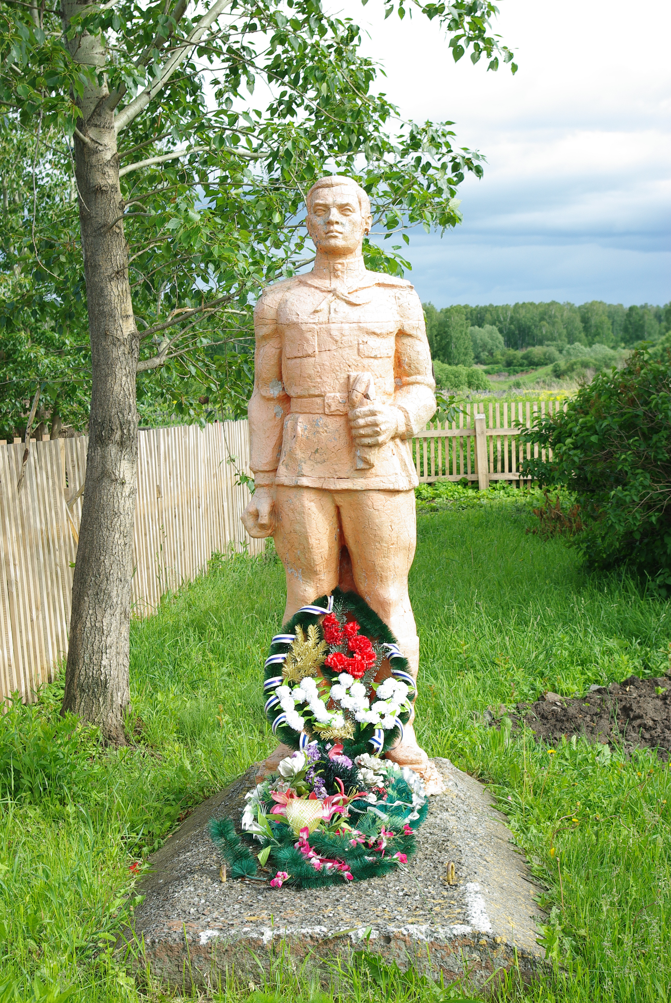 Памятник воину-освободителю, с. Бедрино, 2012 г..JPG